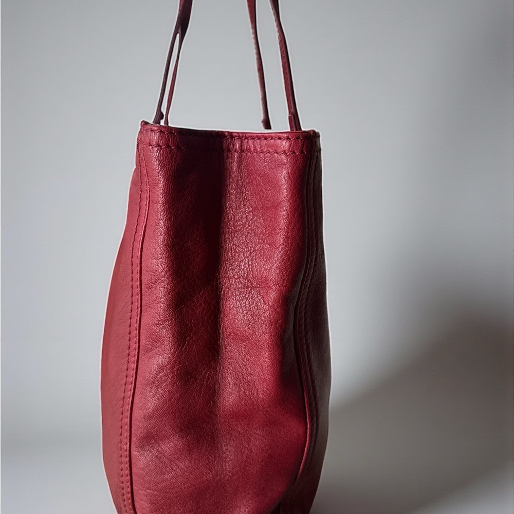 Elegant Red Leather Tote Bag - Picture 4 of 12